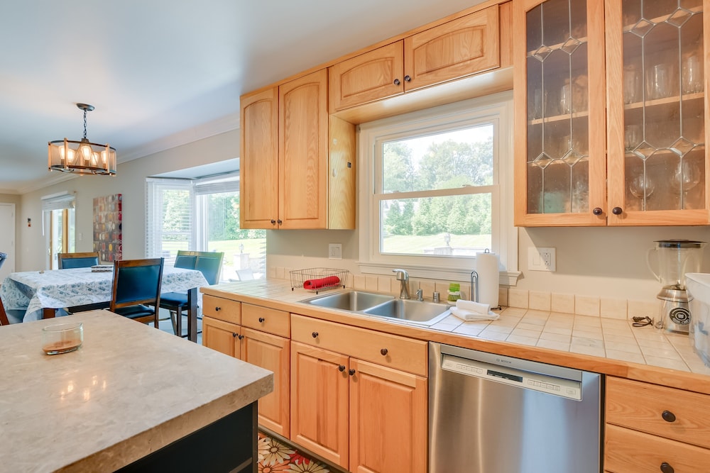 Rockville Home: Patio Oasis, Fireplace, Near DC! - Property Image 9