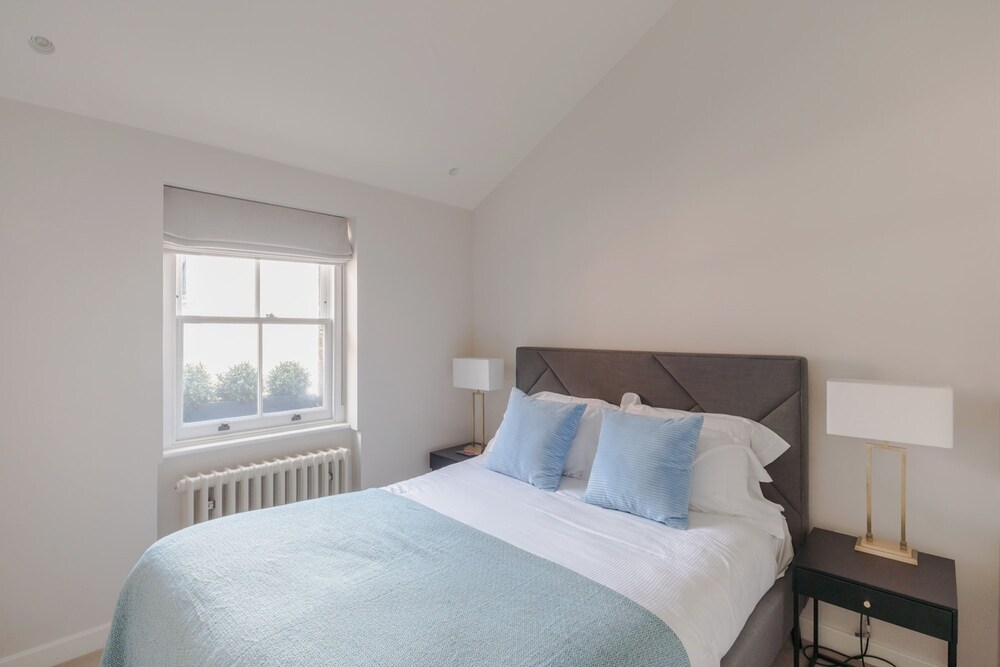 Parkside House - Regent s Park - by Frankie Says