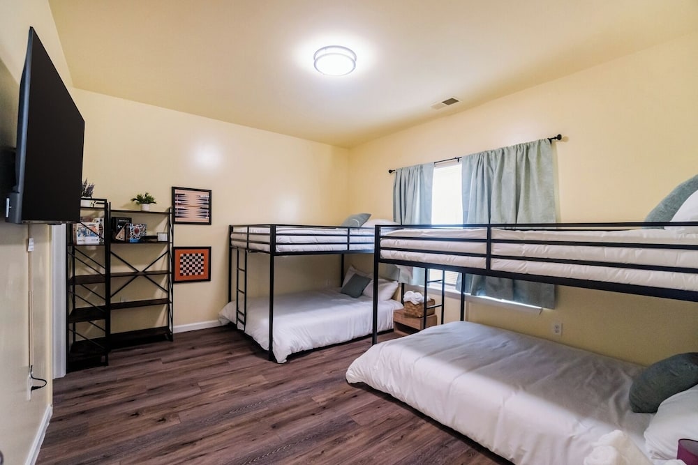 Family-friendly 3BR w/ Hot Tub & Games