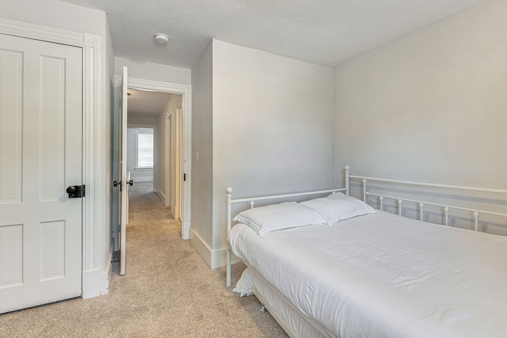9 Mi to Shawnee Mtn! Stroudsburg Unit Near Main St