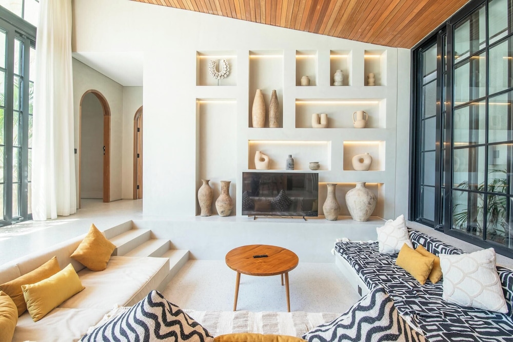 Stylish 5BR Boho Hideaway, 5 Minutes Bingin Beach