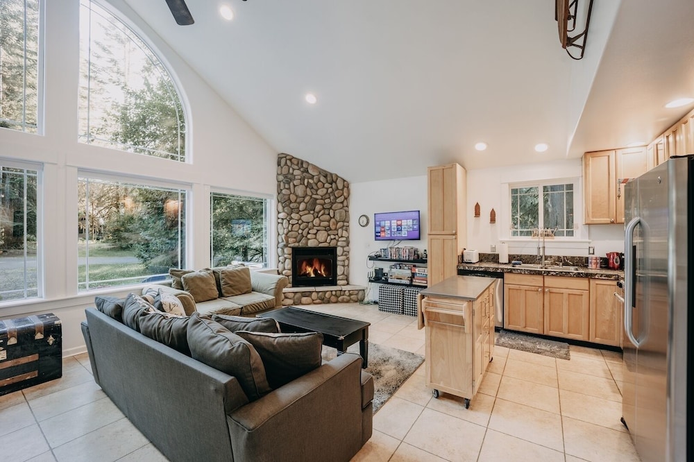 01sl - Hot Tub - Pet Friendly - Bbq - Sleeps 8 3 Bedroom Home by RedAwning