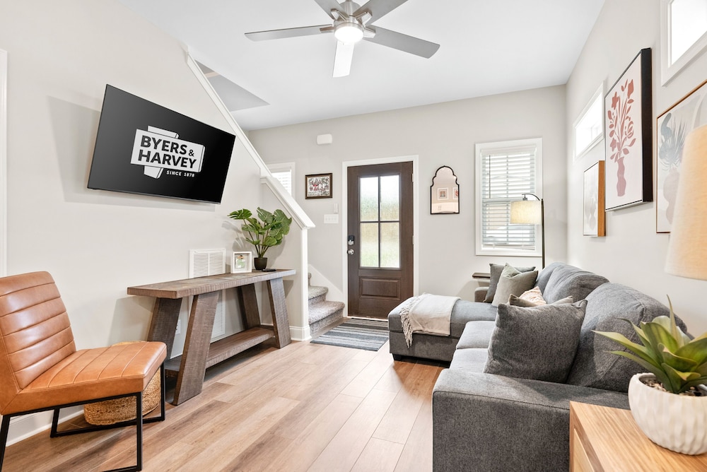 Adam's Downtown Retreat w/ Rooftop Access