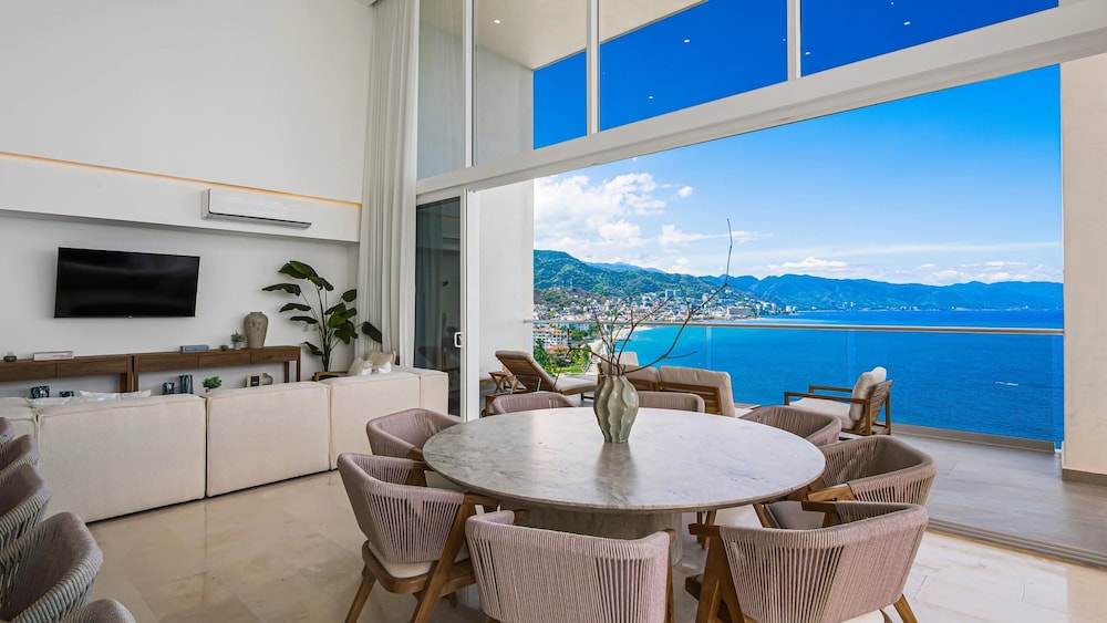 Beachfront Luxury 4BR Penthouse With Incredible Ocean Views