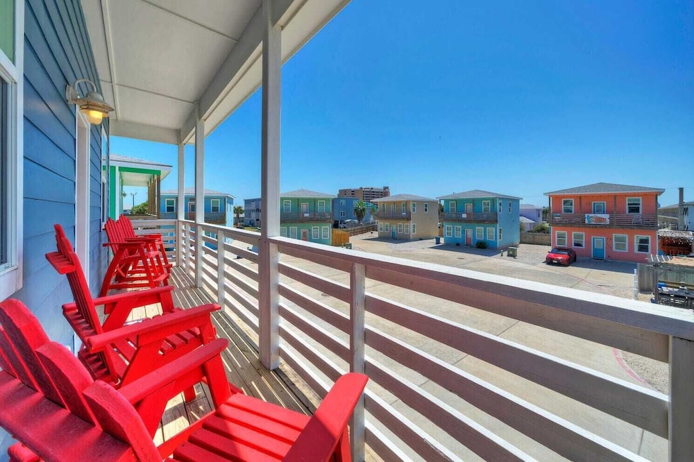 Sleeps 24, 2 Homes Pool, Backyard Tiki Bar, Fire Pit, Cornhole Walk to Beach