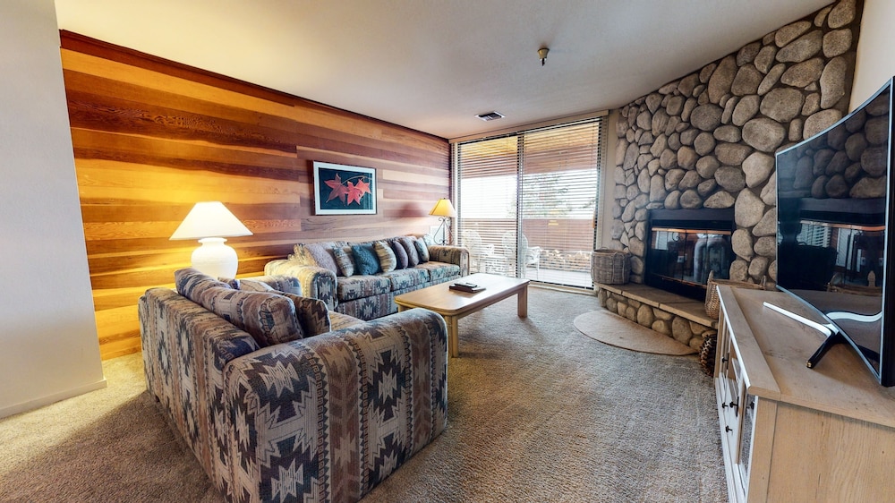 Bridges 105 Pet-Friendly. Ski-in Ski-out Condo with Beautiful Mountain Views and Private Washer Dryer by RedAwning