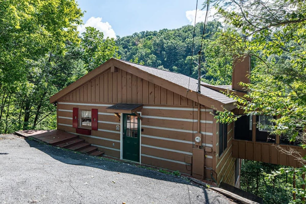 Pet-friendly Hot Tub Soaker Tub Grill Full Kitchen