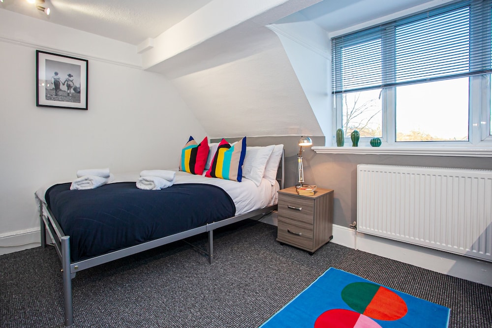 The Manchester Pad - Sleeps 12 view 4