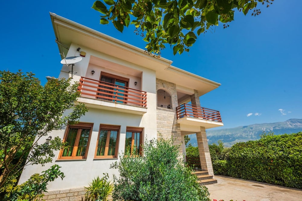 Charming Townhouse With Stunning Views