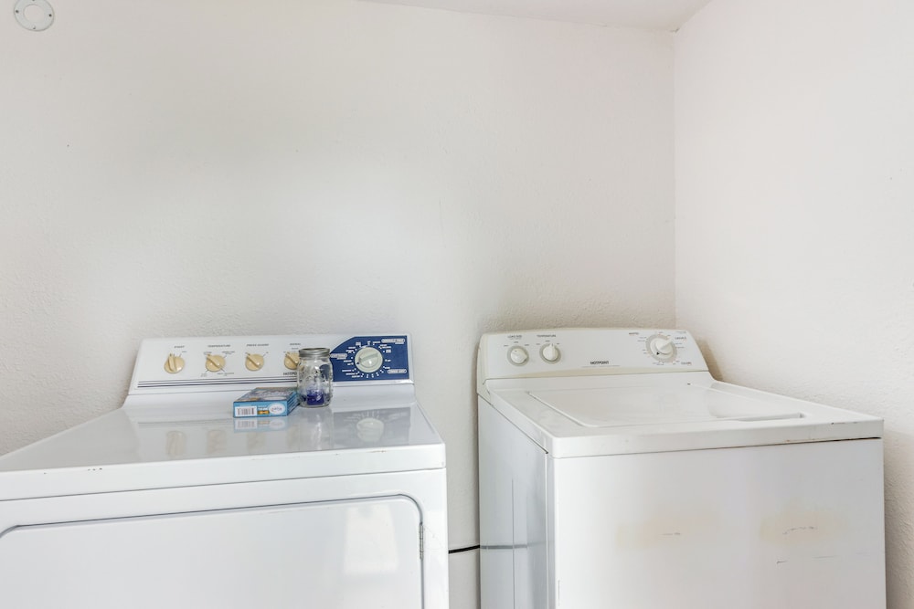 1 Mi to Main St Joplin: Cozy Home w/ Shared Yard!