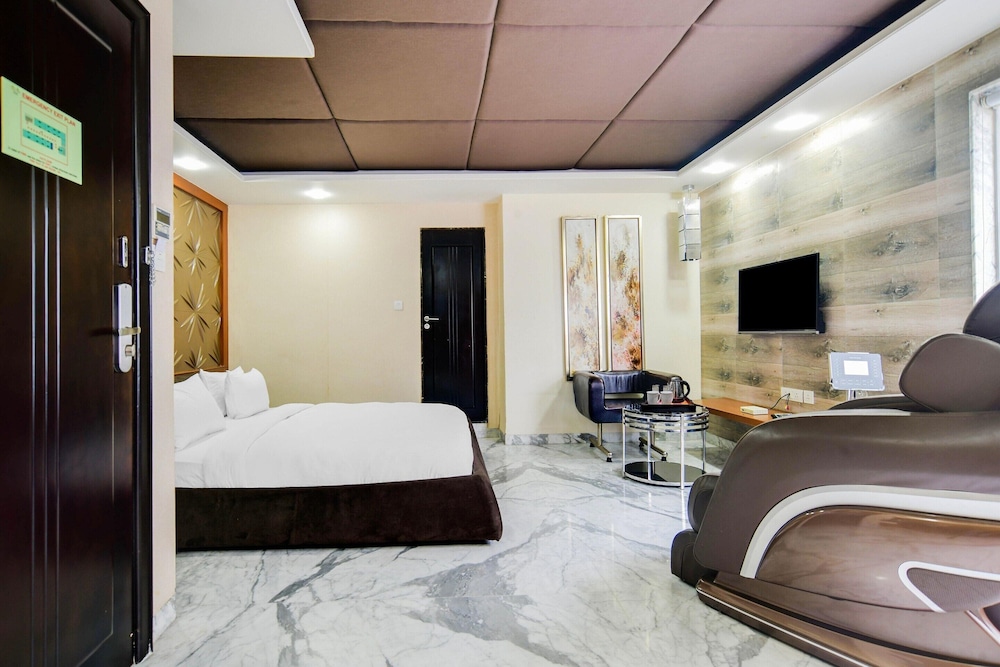 Cozy Deluxe Room at Chappan Market Indore