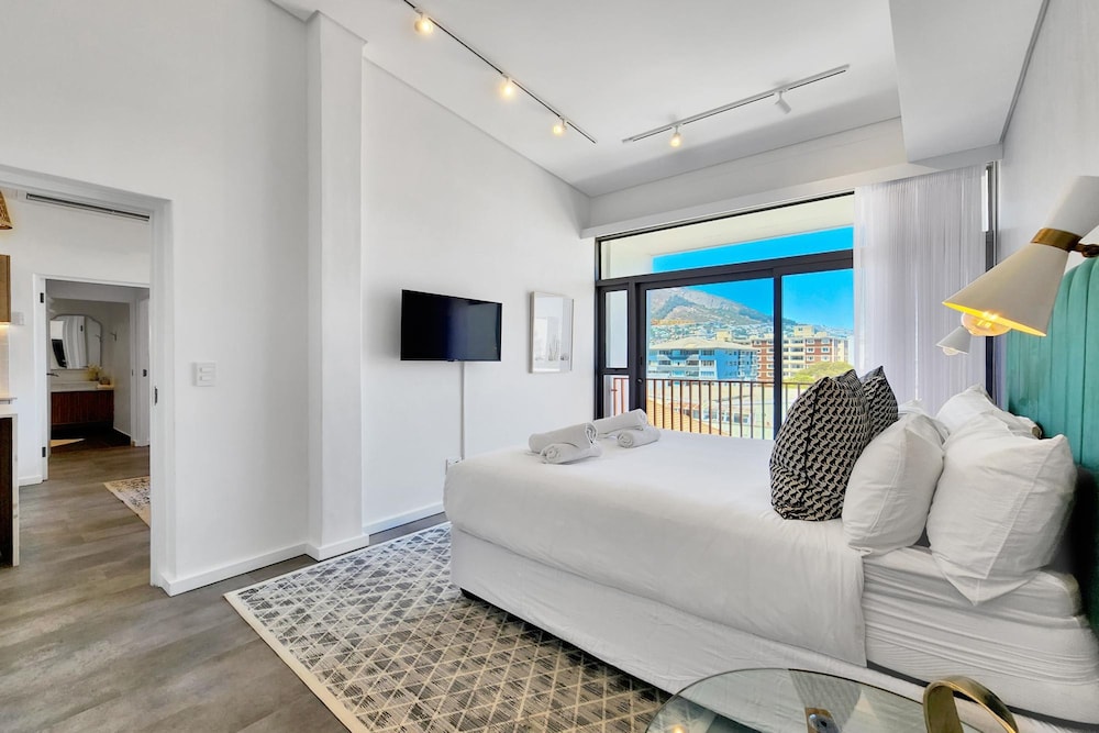 Chic Rooftop Apartment by the Sea 6onn Sea Point