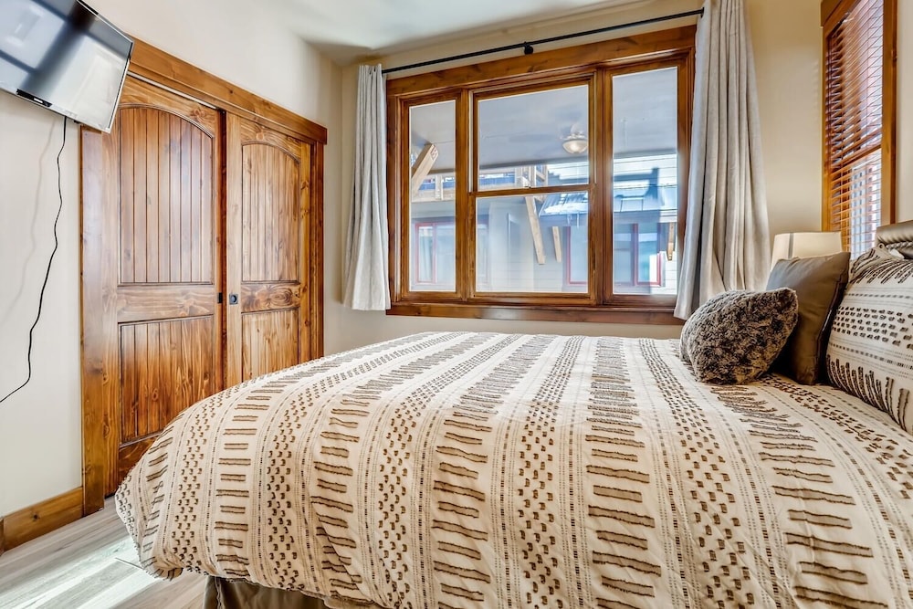 S On Galena #8 3 Bedroom Townhouse by RedAwning view 5