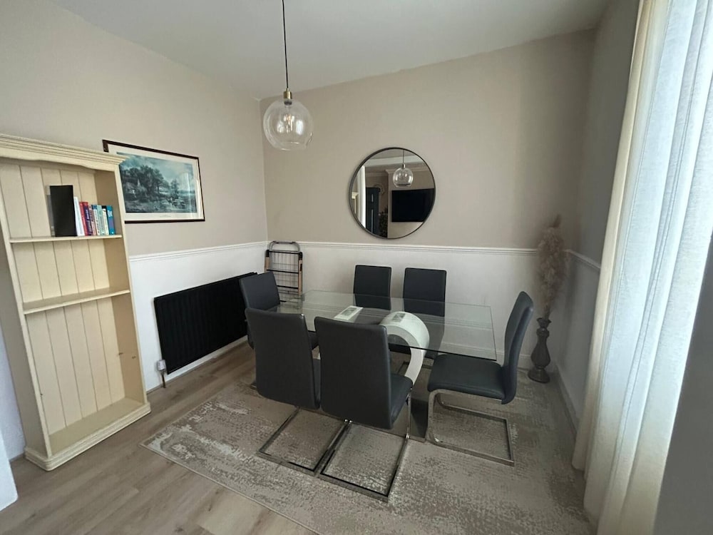 Bright 4-bedroom Maisonette in Gateshead