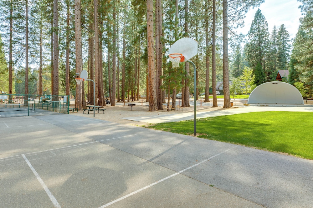 1 Mi to Beach & Golf Course! Lake Almanor Cabin