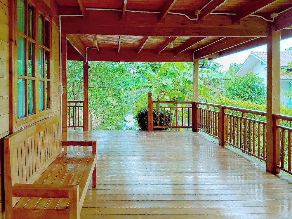 Coco and Canal HomeStory