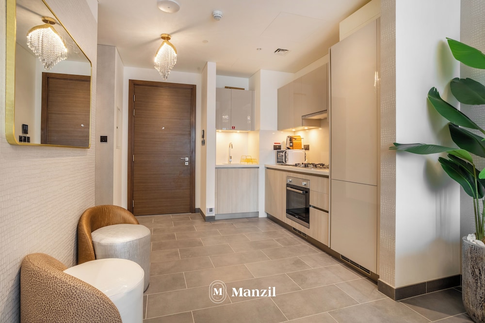 Manzil - Stylish 1BR with Pool and Gym
