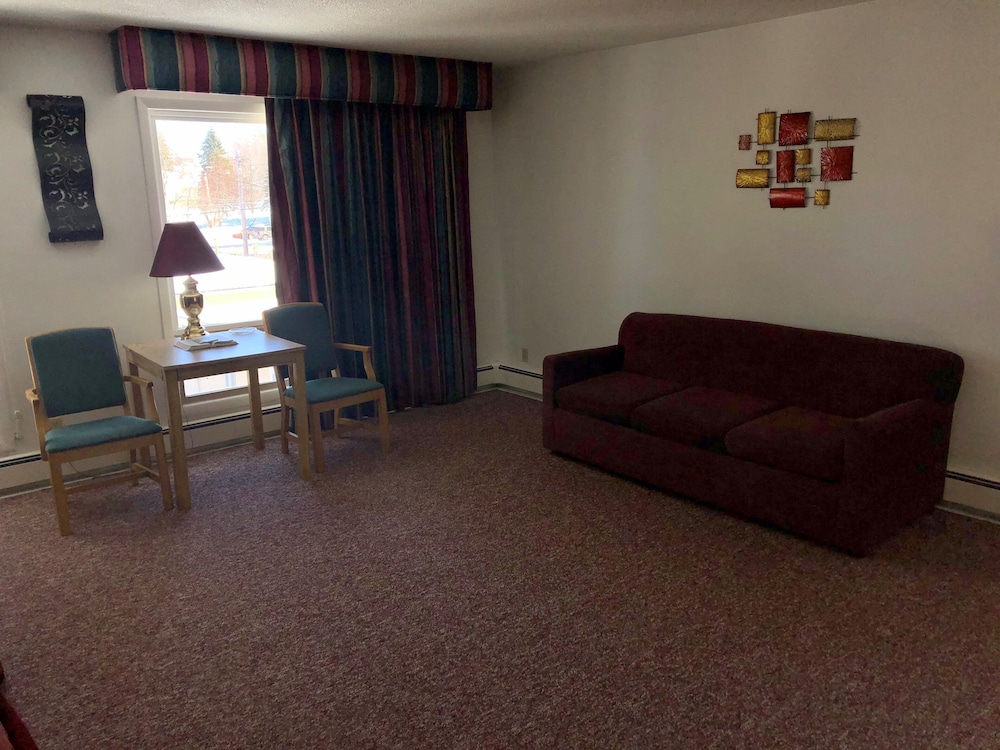 Budget Host Cloverland Motel
