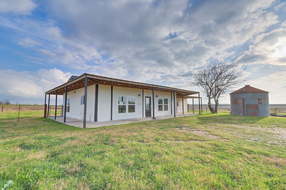 Modern Farmhouse in Del Valle: Rural Setting! - Image 1