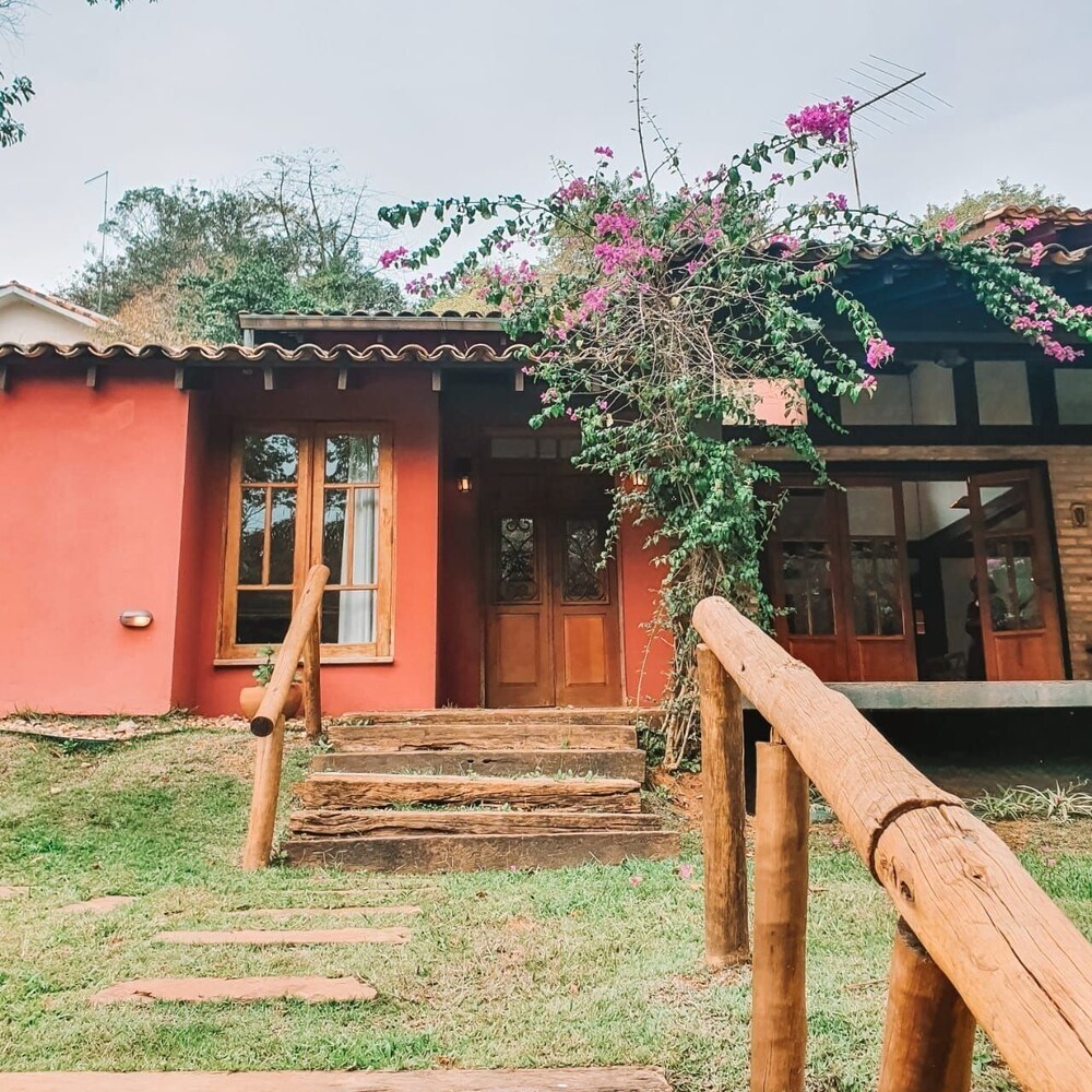 Casa com Piscina Privativa e Natureza – Granja Viana, São Paulo