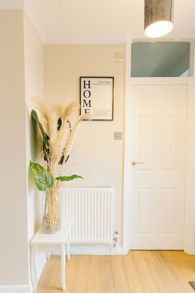 2 Bed Apartment - Sleeps 4 - Parking - Wifi