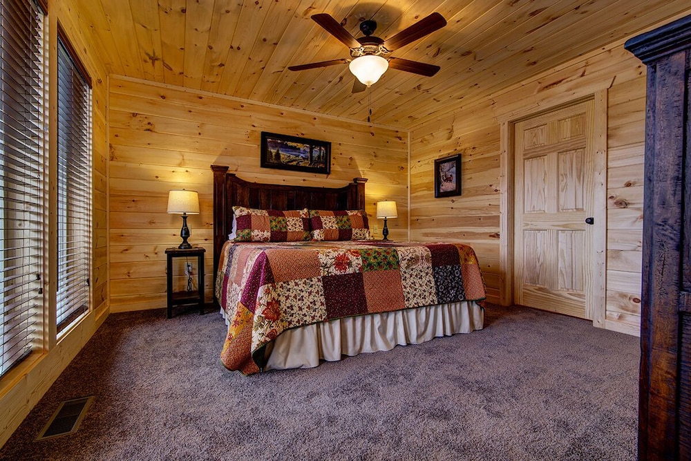 Critter Cove - 2 Bedrooms, 2 Baths, Sleeps 10 Home by RedAwning