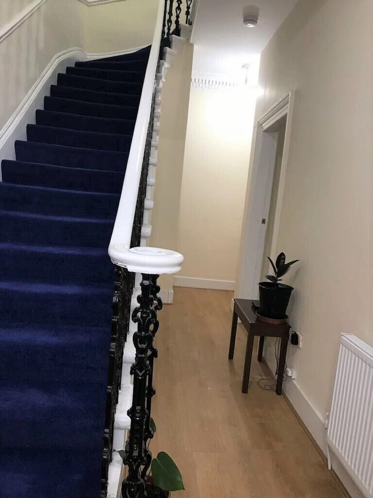 5 Bedroom House For Large Group view 3