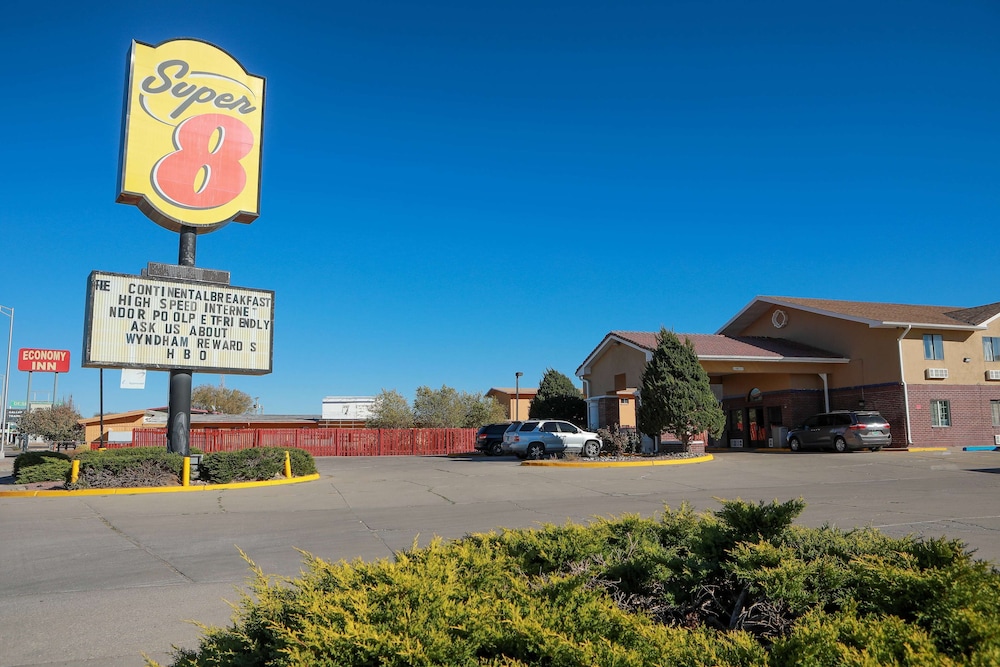 Gallup Vacations - Super 8 by Wyndham Gallup - Property Image 7