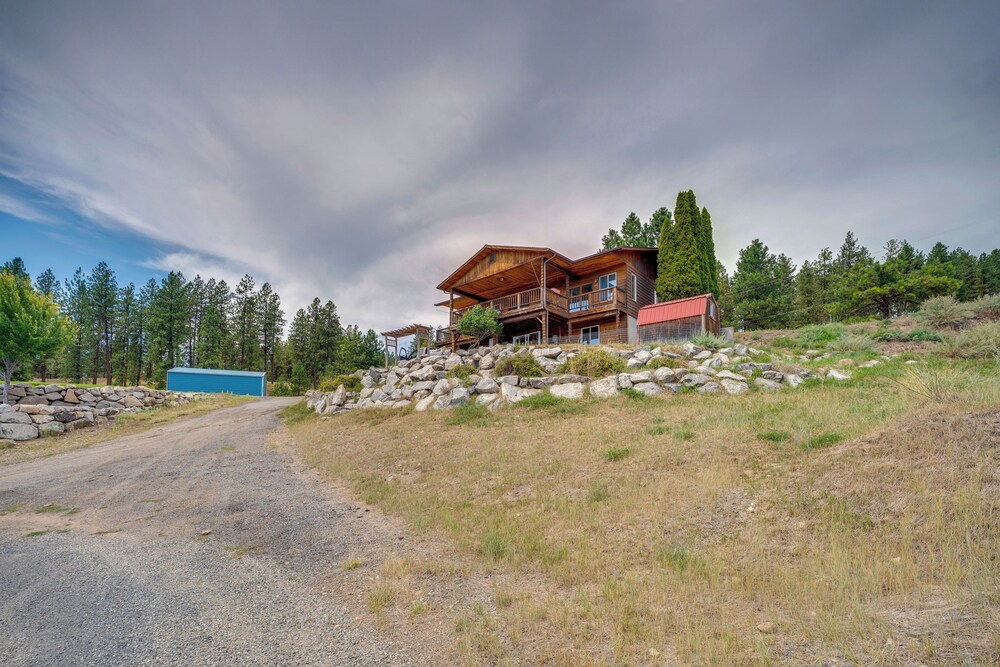 Mtn-view Getaway w/ Spacious Deck in Republic!