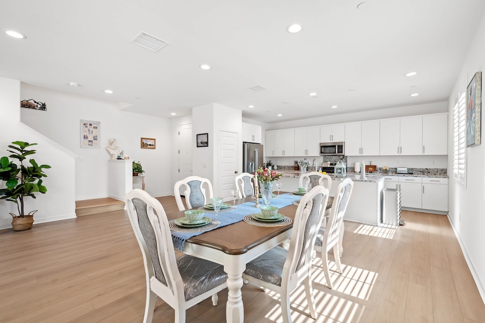 Spacious 5BR Getaway w Game Room Modern Comfort