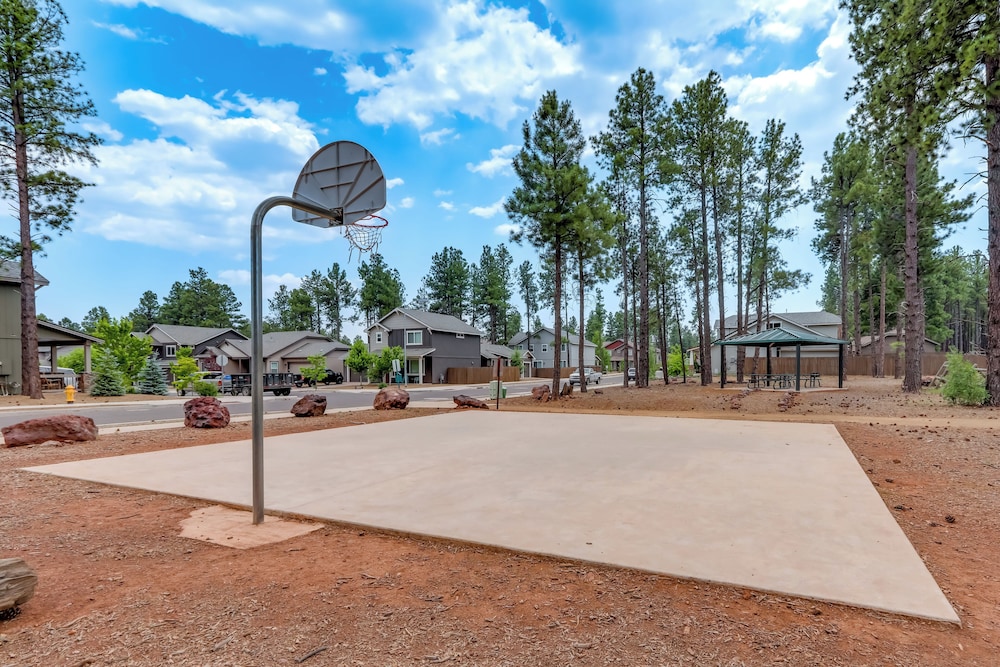 Walk to Flagstaff Urban Trails System: Cozy Home