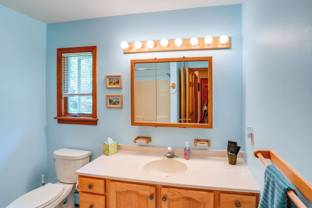 Game Room, Hot Tub! Year-round Dover Retreat