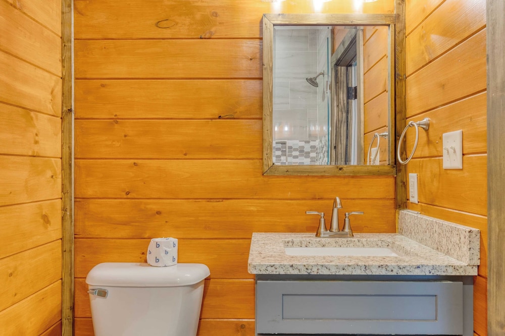 Indoor Pool, Theater, Hot Tub & Mountain Views Near Dollywood Crimson Crest by Avantstay