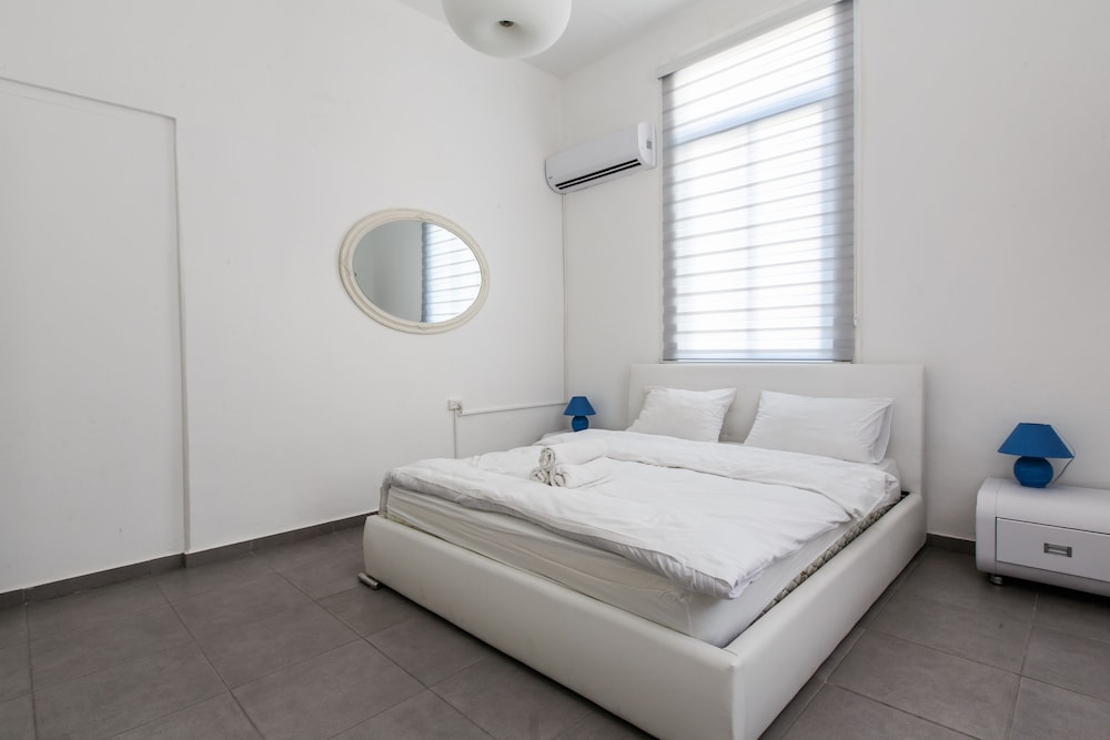 The Sea Apartments Tel Aviv by different locations