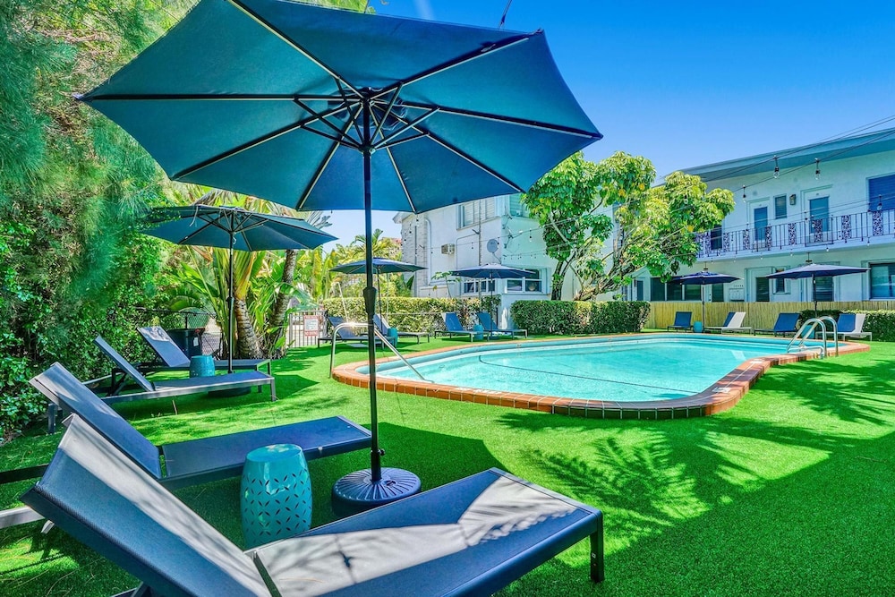 Hotel Bay Harbor Suites - Image 1