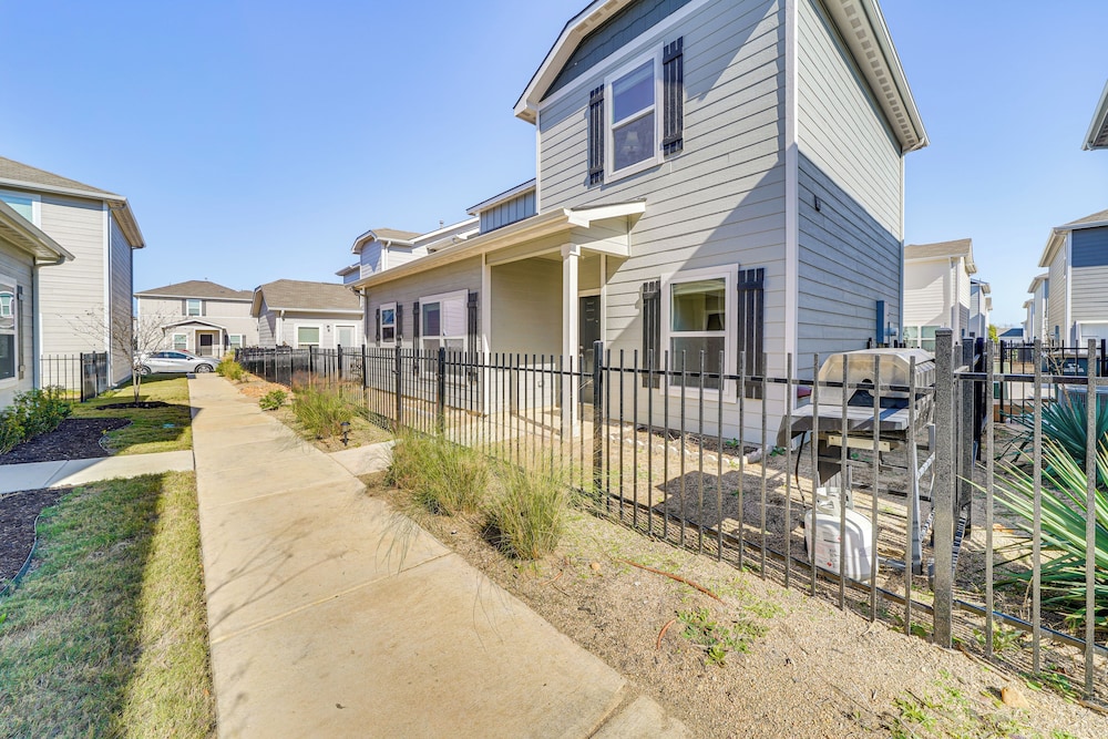 8 Mi to Lackland Afb: Pet-friendly Home w/ Yard!