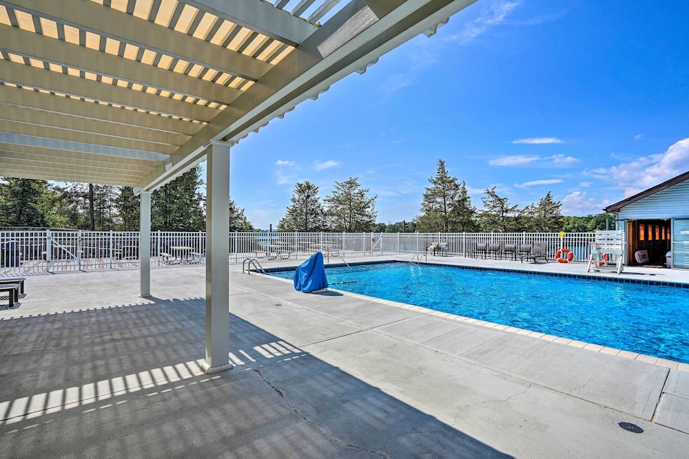 Fire Pit, Deck & Water Views: Athens Home!