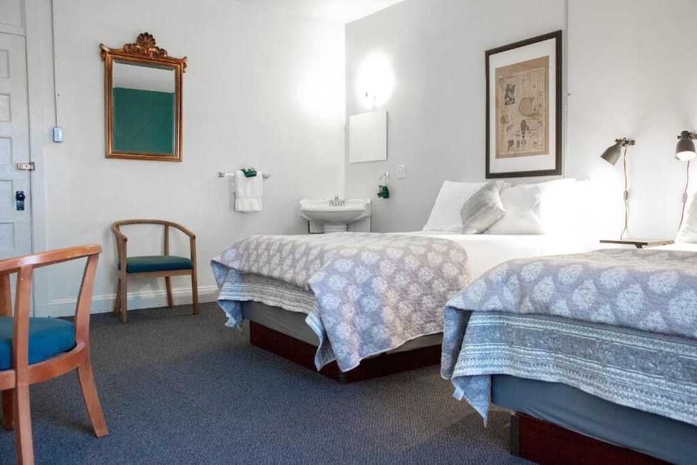 11th Avenue Hostel