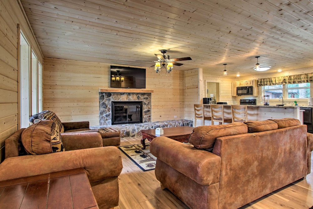Gatlinburg Cabin: Hot Tub, Deck, Games