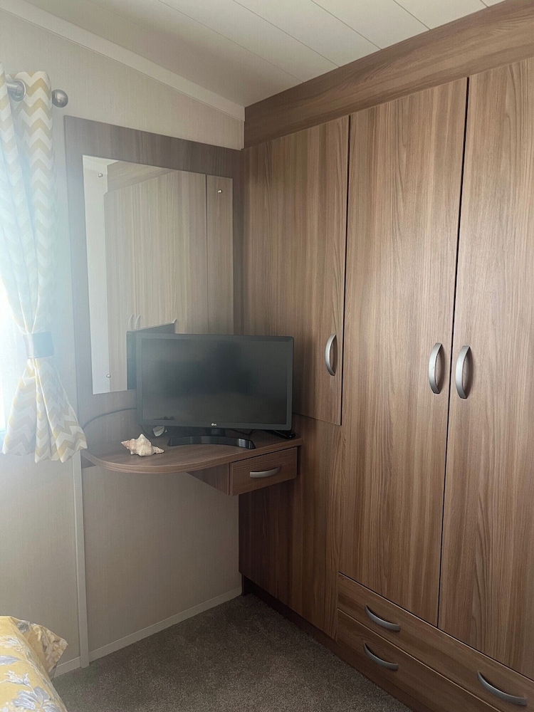 2-bed Cabin, Sleeps 4 in Cayton Bay