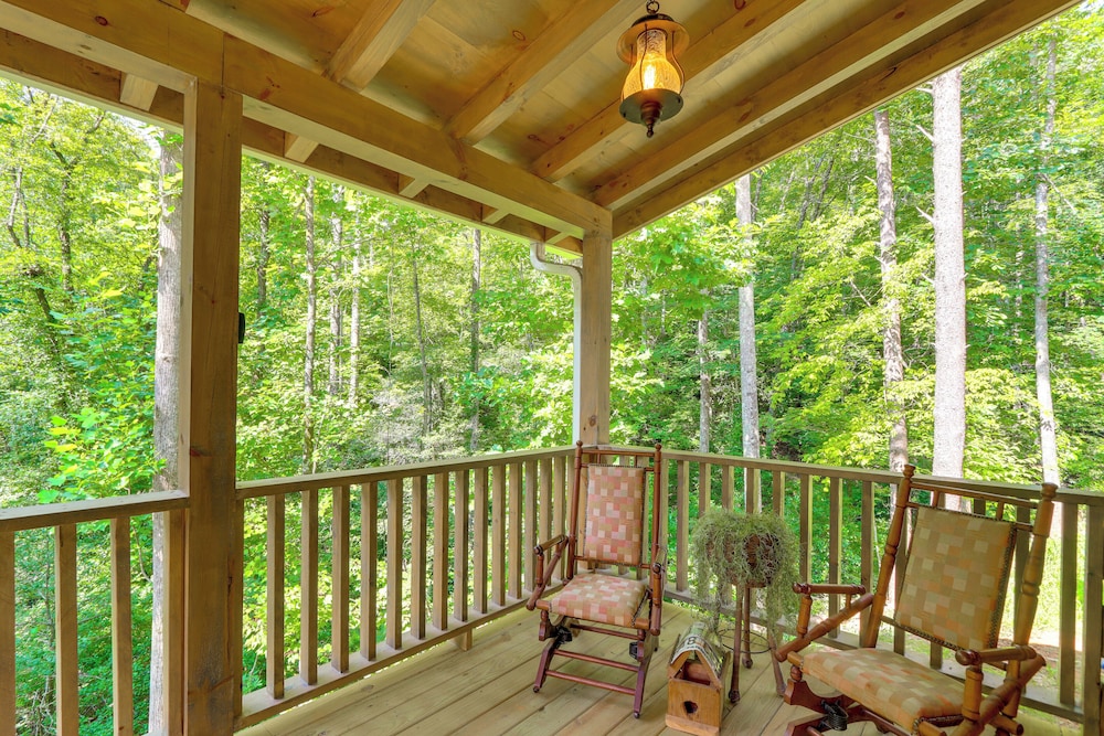 4 Mi to Fall Branch Falls: Peaceful Cabin w/ Deck