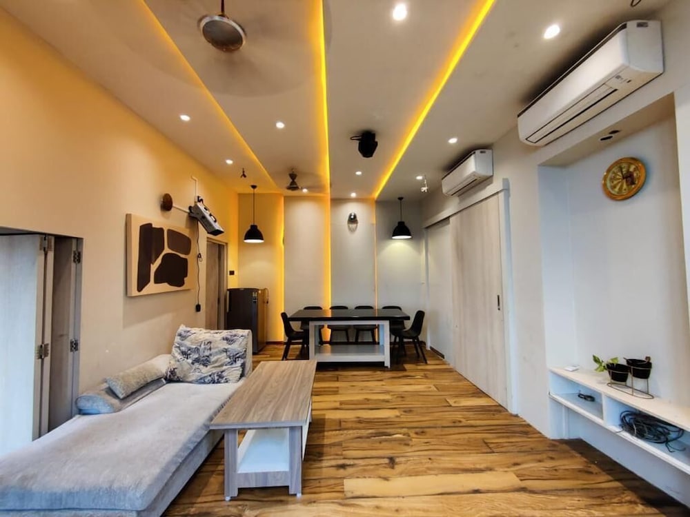 Lazy Moose Villa