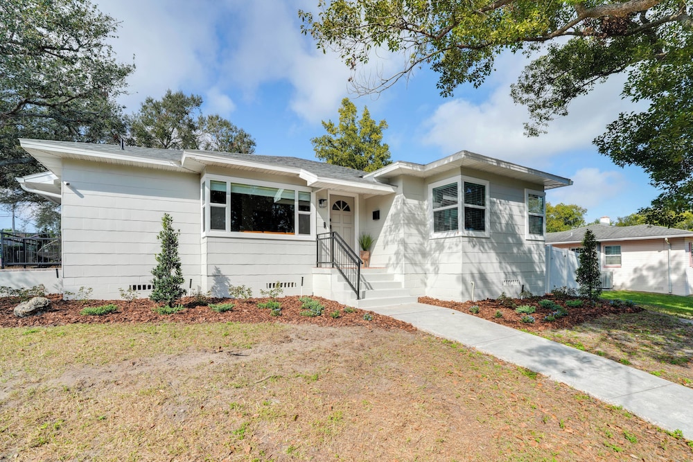 Mid-century Lakeland Home w/ Game Room!