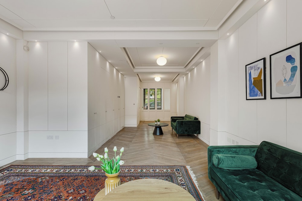Spacious 5 Bdrm Townhouse in Camden