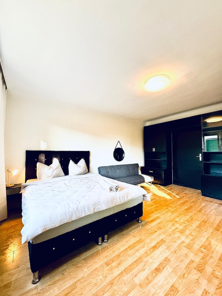 Cozy Garden Villa near Danube For 16P