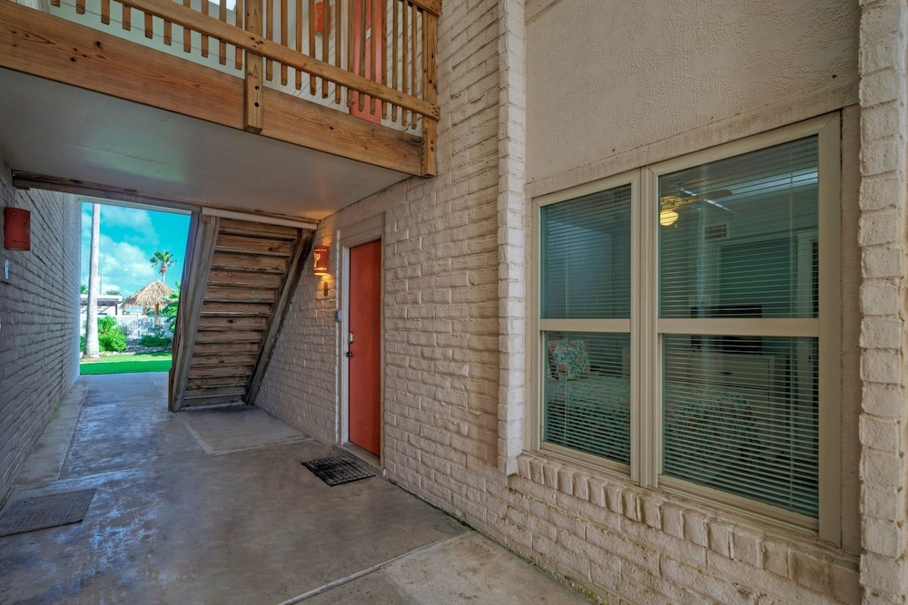 Tropical Haven by Avantstay 4min Walk to Beach Pool Remodeled Interior