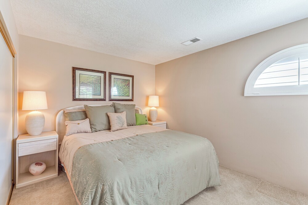 In Golf Course Community: Palm Desert Escape!