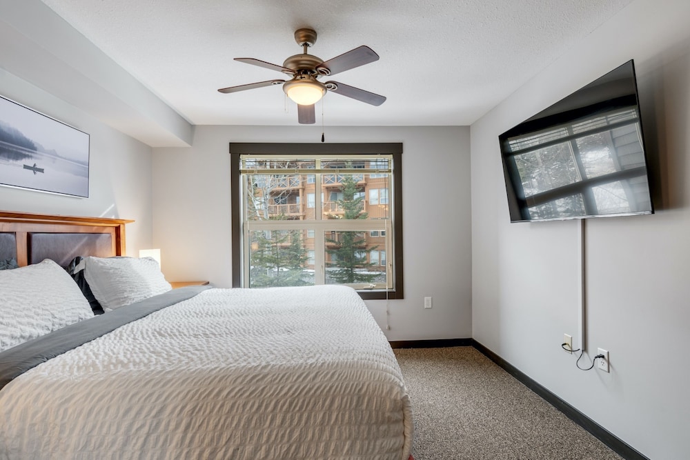 SPACIOUS 2-Br 2-Ba | Ski In/Out | Pool & Hot Tubs | in Heart of PANORAMA RESORT - Image 4
