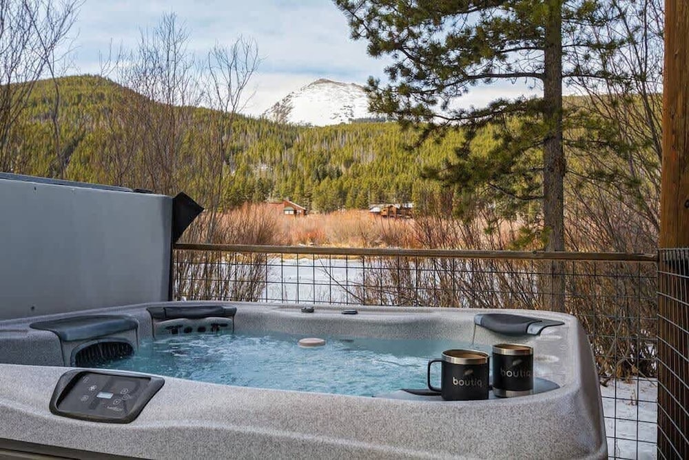 Private Luxurious Cabin w spa Near Breckenridge