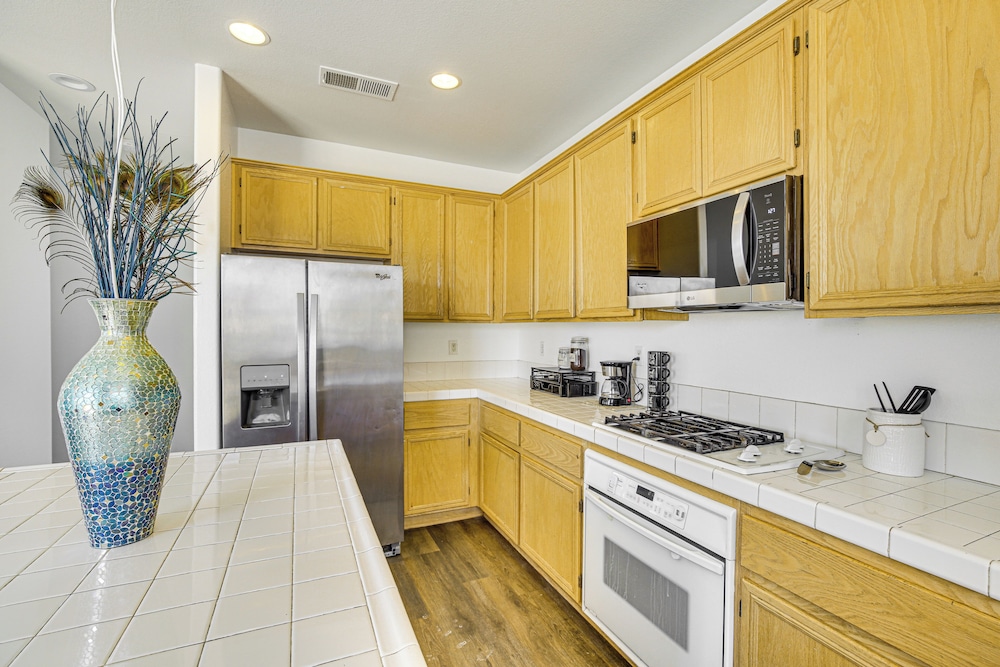 Pool Table & Charcoal Grill: Home in Victorville!